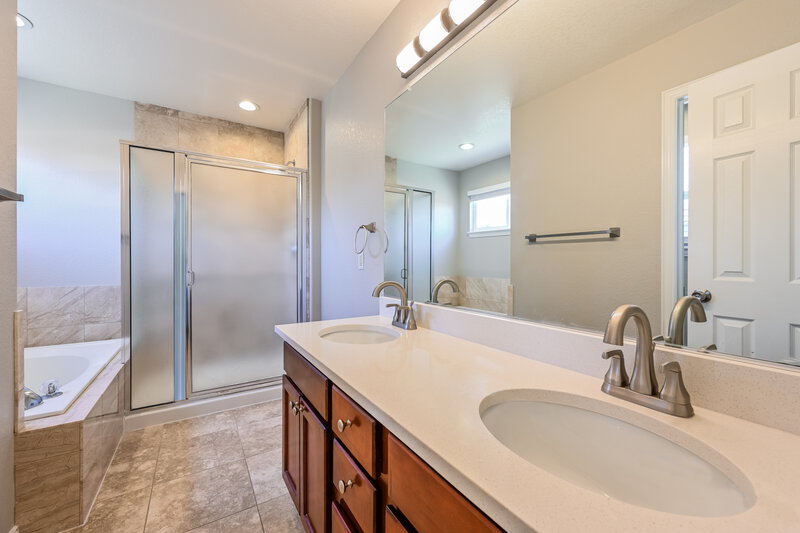 3,765/Mo, 18563 E Bates Dr Aurora, CO 80013 Main Bathroom View