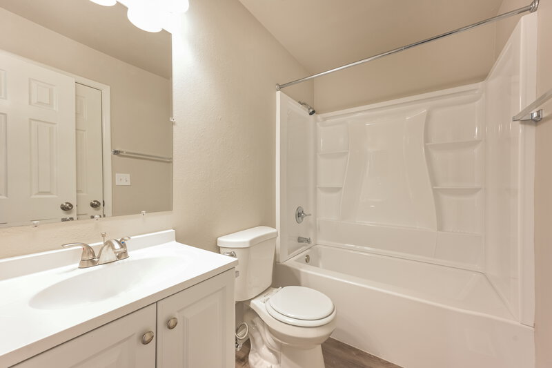 2,515/Mo, 19033 E Mansfield Dr Aurora, CO 80013 Main Bathroom View