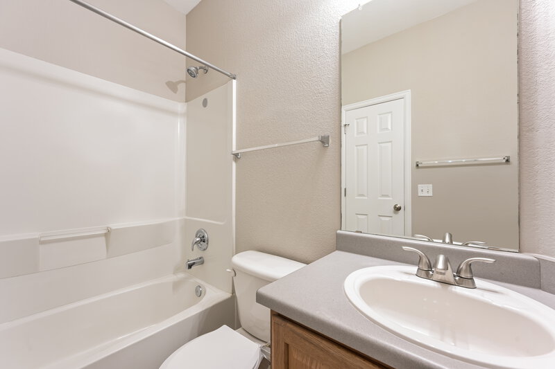 2,750/Mo, 5633 S Zante Cir Aurora, CO 80015 Main Bathroom View