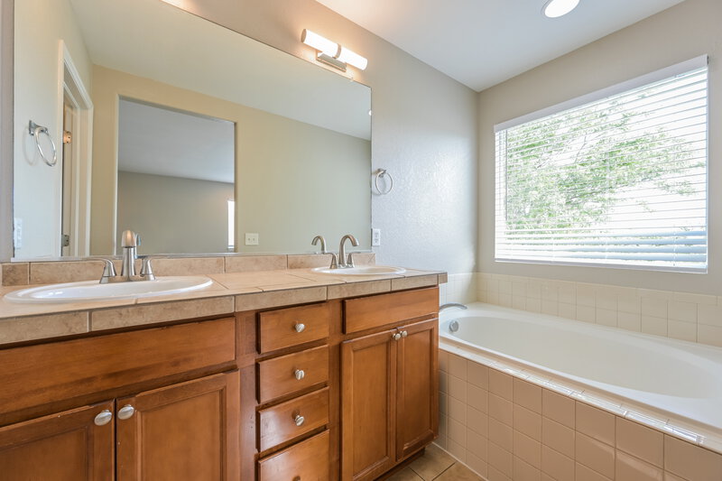 3,225/Mo, 3537 E 141st Pl Thornton, CO 80602 Main Bathroom View