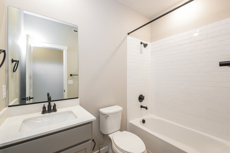 2,490/Mo, 9462 Yampa Ct Commerce City, CO 80022 Main Bathroom View