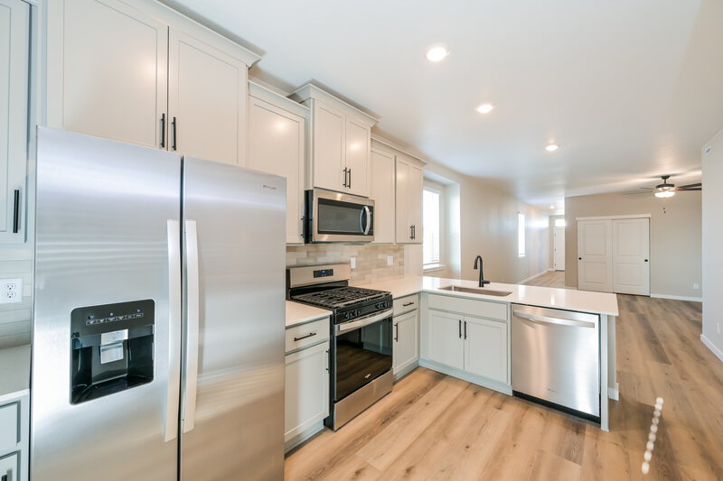 2,325/Mo, 18338 E 93rd Pl Commerce City, CO 80022 Kitchen View 2