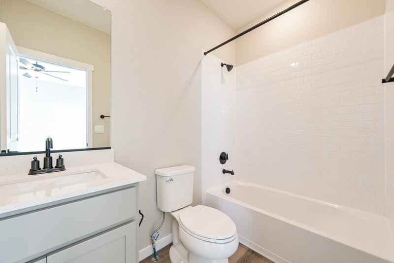 2,325/Mo, 18338 E 93rd Pl Commerce City, CO 80022 Main Bathroom View