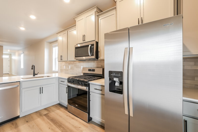 2,370/Mo, 9476 Yampa Ct Commerce City, CO 80022 Kitchen View