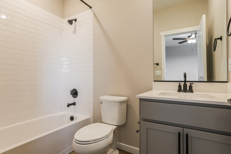 2,370/Mo, 9476 Yampa Ct Commerce City, CO 80022 Main Bathroom View
