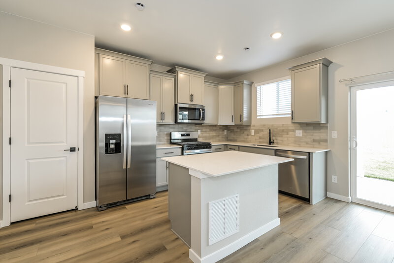 2,895/Mo, 9484 Yampa St Commerce City, CO 80022 Kitchen View