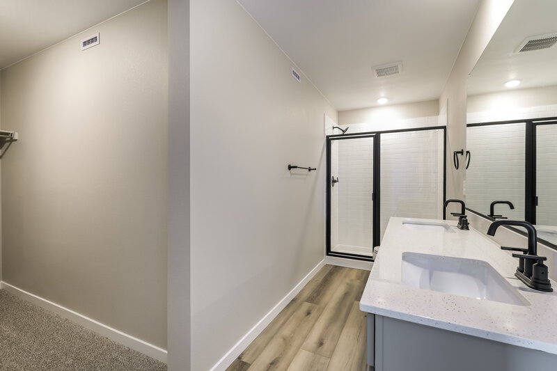 2,895/Mo, 9484 Yampa St Commerce City, CO 80022 Main Bathroom View