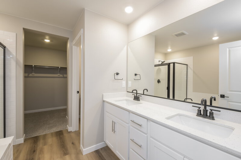 3,280/Mo, 9481 Yampa St Commerce City, CO 80022 Main Bathroom View