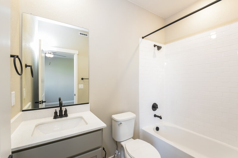 2,330/Mo, 9404 Yampa St Commerce City, CO 80022 Main Bathroom View