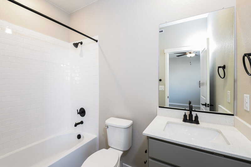 2,380/Mo, 9468 Yampa St Commerce City, CO 80022 Main Bathroom View