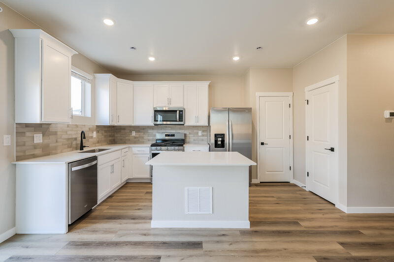 2,980/Mo, 17900 E 94th Ave Commerce City, CO 80022 Kitchen View