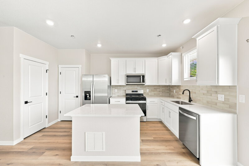 2,835/Mo, 17733 E 94th Pl Commerce City, CO 80022 Kitchen View
