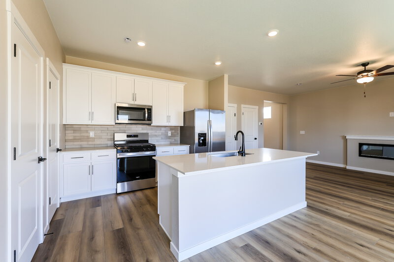 3,190/Mo, 17915 E 94th Ave Commerce City, CO 80022 Kitchen View
