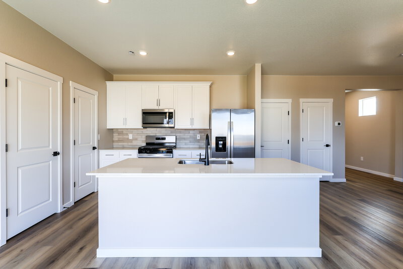 3,190/Mo, 17915 E 94th Ave Commerce City, CO 80022 Kitchen View 2