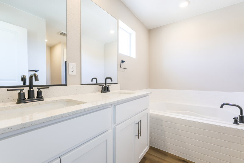 3,190/Mo, 17915 E 94th Ave Commerce City, CO 80022 Main Bathroom View
