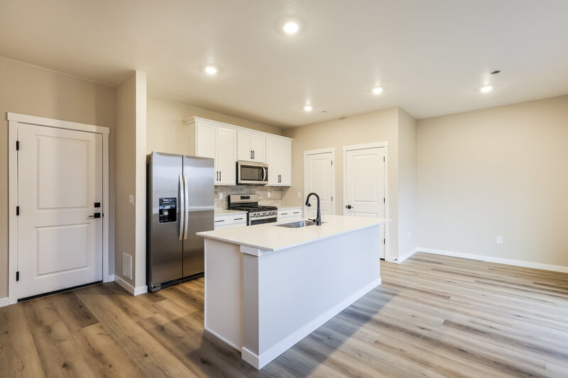 2,950/Mo, 17860 E 94th Ave Commerce City, CO 80022 Kitchen View 2