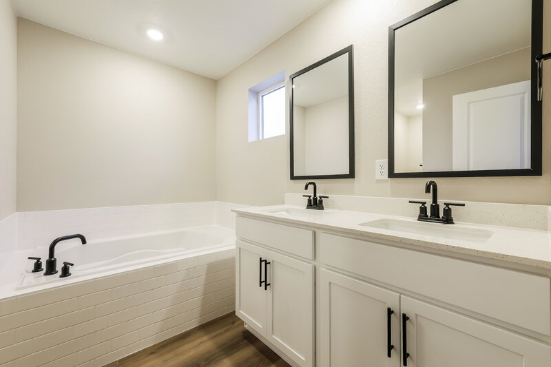 2,950/Mo, 17860 E 94th Ave Commerce City, CO 80022 Main Bathroom View