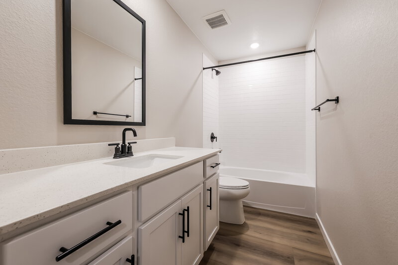 2,950/Mo, 17860 E 94th Ave Commerce City, CO 80022 Main Bathroom View 2