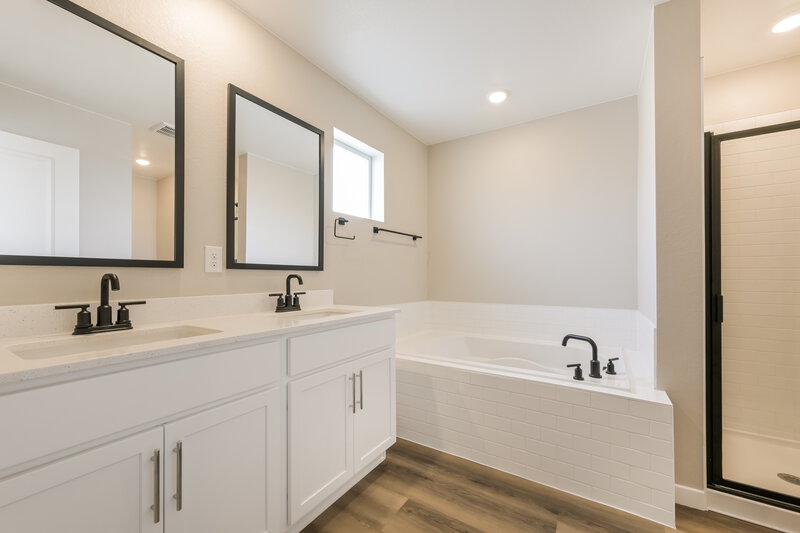 2,950/Mo, 9389 Telluride Court Commerce City, CO 80022 Main Bathroom View