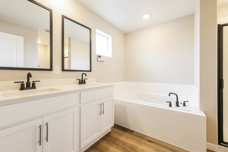 2,950/Mo, 17909 E 93rd Pl Commerce City, CO 80022 Main Bathroom View