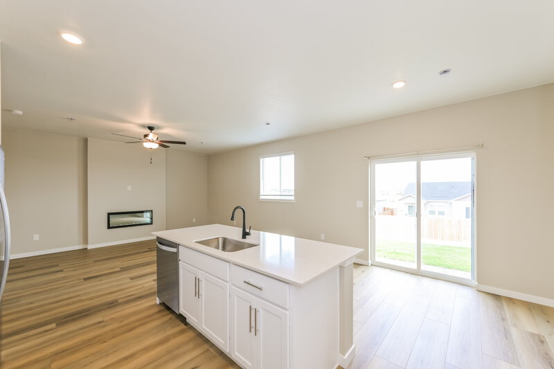 2,900/Mo, 17833 E 94th Pl Commerce City, CO 80022 Kitchen View 2