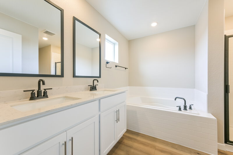 2,900/Mo, 17833 E 94th Pl Commerce City, CO 80022 Main Bathroom View
