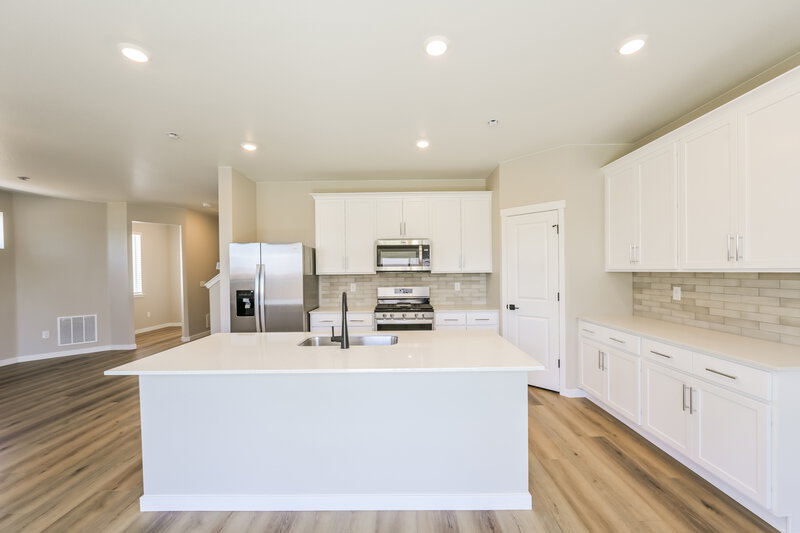 3,340/Mo, 17946 E 94th Ave Commerce City, CO 80022 Kitchen View