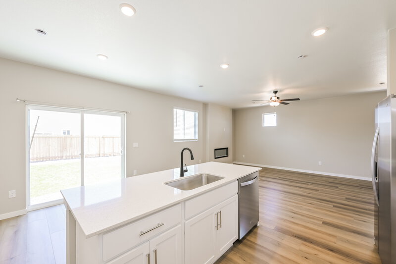 3,340/Mo, 17946 E 94th Ave Commerce City, CO 80022 Kitchen View 2