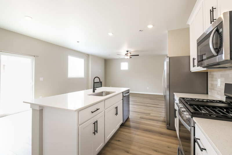 3,150/Mo, 17880 E 94th Ave Commerce City, CO 80022 Kitchen View 2