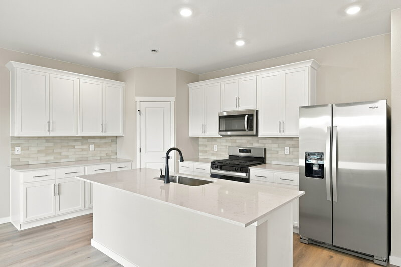 3,340/Mo, 17803 E 94th Pl Commerce City, CO 80022 Kitchen View