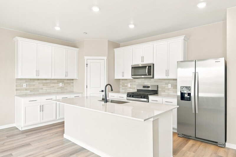 3,150/Mo, 17753 E 94th Pl Commerce City, CO 80022 Kitchen View 2