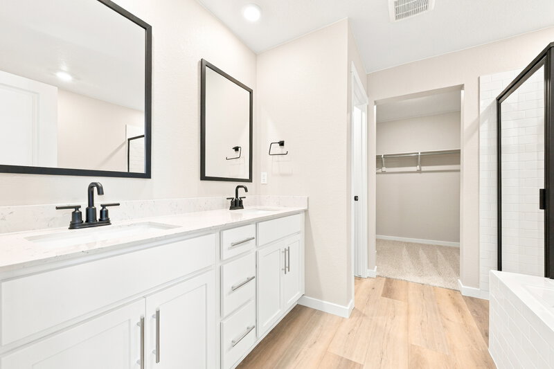 3,150/Mo, 17753 E 94th Pl Commerce City, CO 80022 Primary Bathroom View 2