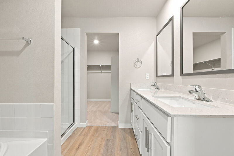 2,690/Mo, 943 Gianna Ave Fort Lupton, CO 80621 Primary Bathroom View