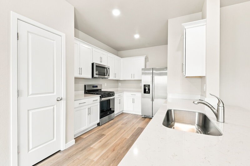 2,800/Mo, 933 Gianna Ave Fort Lupton, CO 80621 Kitchen View 2