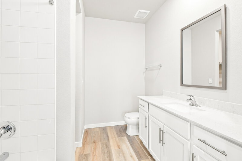 2,800/Mo, 933 Gianna Ave Fort Lupton, CO 80621 Primary Bathroom View