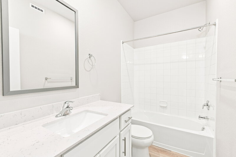 2,800/Mo, 933 Gianna Ave Fort Lupton, CO 80621 Bathroom View