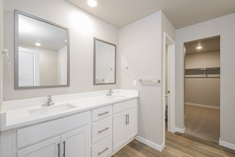 3,090/Mo, 923 Gianna Ave Fort Lupton, CO 80621 Main Bathroom View