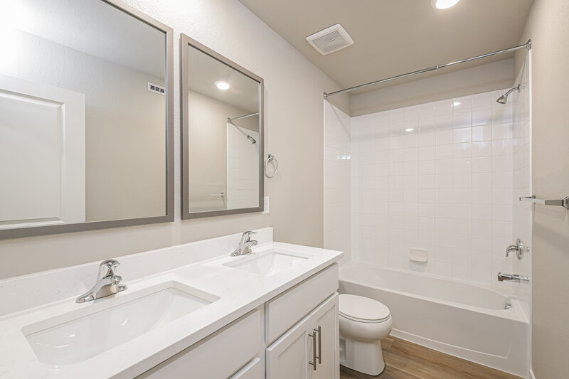 3,090/Mo, 923 Gianna Ave Fort Lupton, CO 80621 Bathroom View