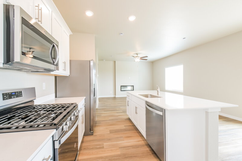 2,895/Mo, 7316 Crystal Ave Frederick, CO 80530 Kitchen View 2