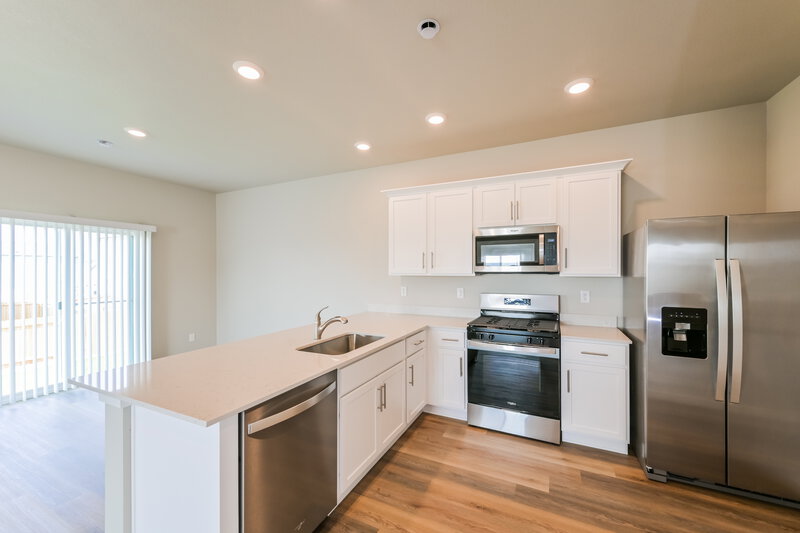 2,995/Mo, 7403 White River St Frederick, CO 80530 Kitchen View