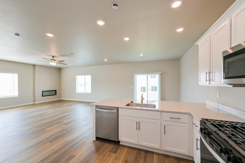 2,995/Mo, 7403 White River St Frederick, CO 80530 Kitchen View 2