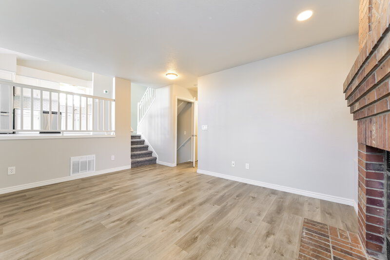 2,760/Mo, 7693 Halleys Dr Littleton, CO 80125 Living Room View 2