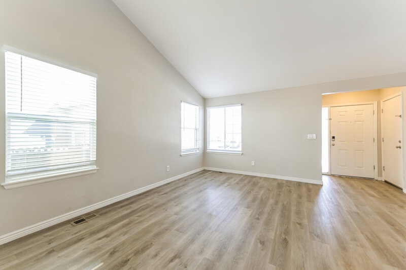 2,760/Mo, 7693 Halleys Dr Littleton, CO 80125 Family Room View 2