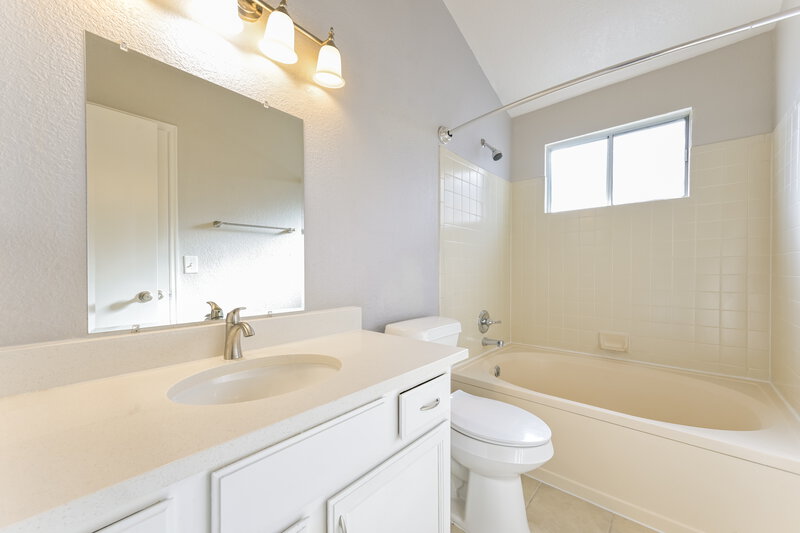 2,760/Mo, 7693 Halleys Dr Littleton, CO 80125 Main Bathroom View