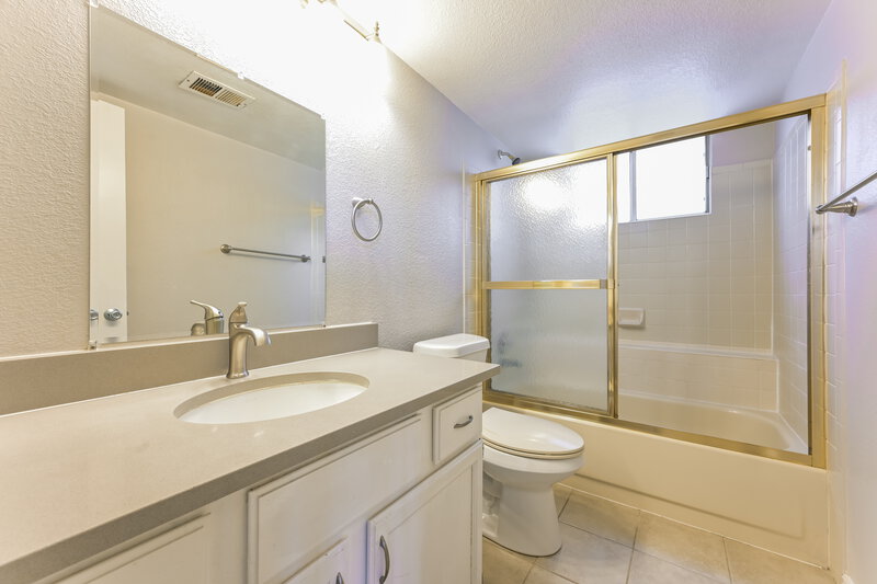 2,760/Mo, 7693 Halleys Dr Littleton, CO 80125 Bathroom View