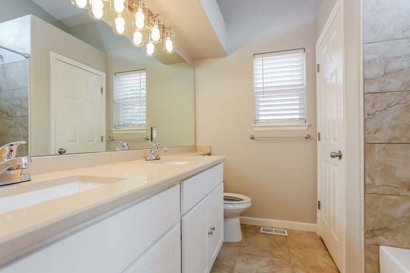 2,960/Mo, 4938 Dillon St Denver, CO 80239 Main Bathroom View