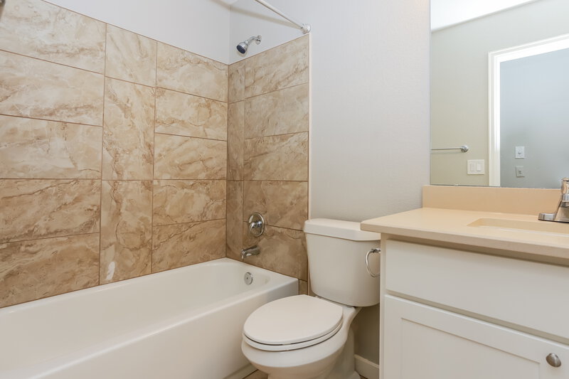 2,960/Mo, 4938 Dillon St Denver, CO 80239 Bathroom View