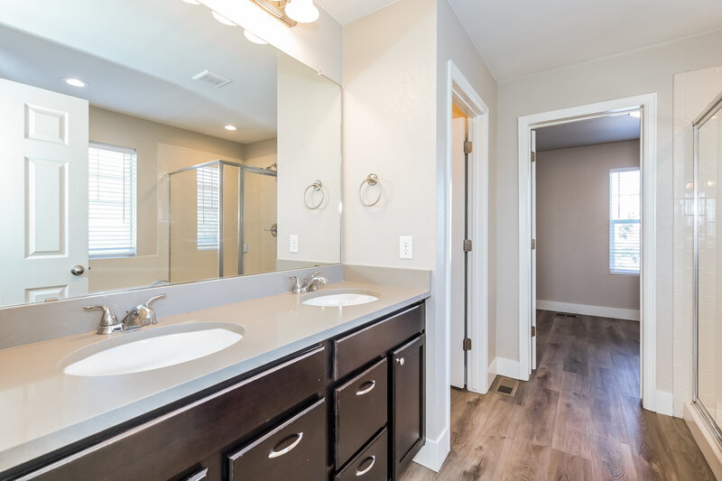 3,295/Mo, 7330 S Old Hammer Way Aurora, CO 80016 Main Bathroom View