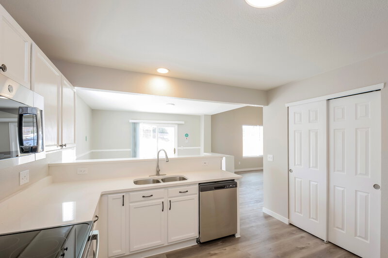 3,070/Mo, 5915 S Valdai Way Aurora, CO 80015 Kitchen View 3