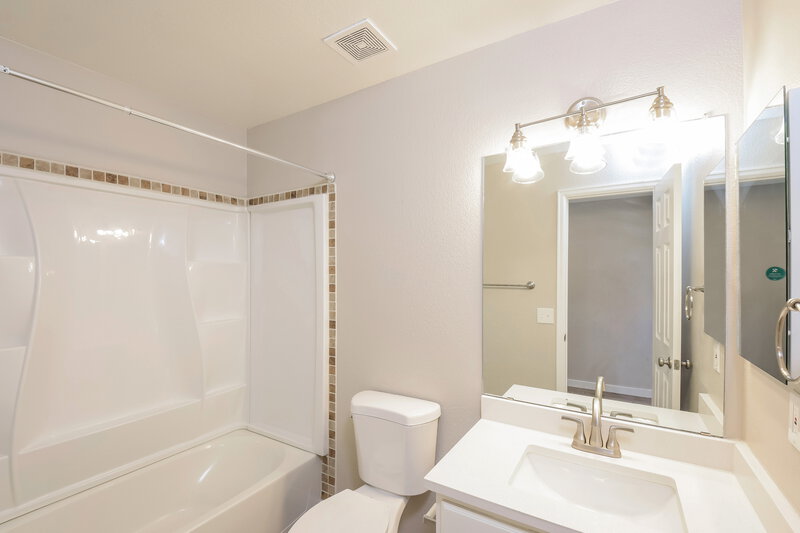 3,070/Mo, 5915 S Valdai Way Aurora, CO 80015 Bathroom View